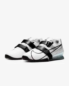 Fitness Lovers en Estylopia: Las Mejores Marcas de Ropa y Zapatos para Hacer Pesas en Hombres 9 NIKEROMALEOS4 Blanco con negro