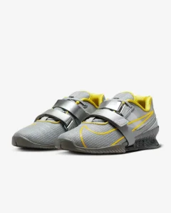 Fitness Lovers en Estylopia: Las Mejores Marcas de Ropa y Zapatos para Hacer Pesas en Hombres 10 NIKEROMALEOS4 Gris con amarillo