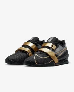 Fitness Lovers en Estylopia: Las Mejores Marcas de Ropa y Zapatos para Hacer Pesas en Hombres 11 NIKEROMALEOS4 negros con dorado