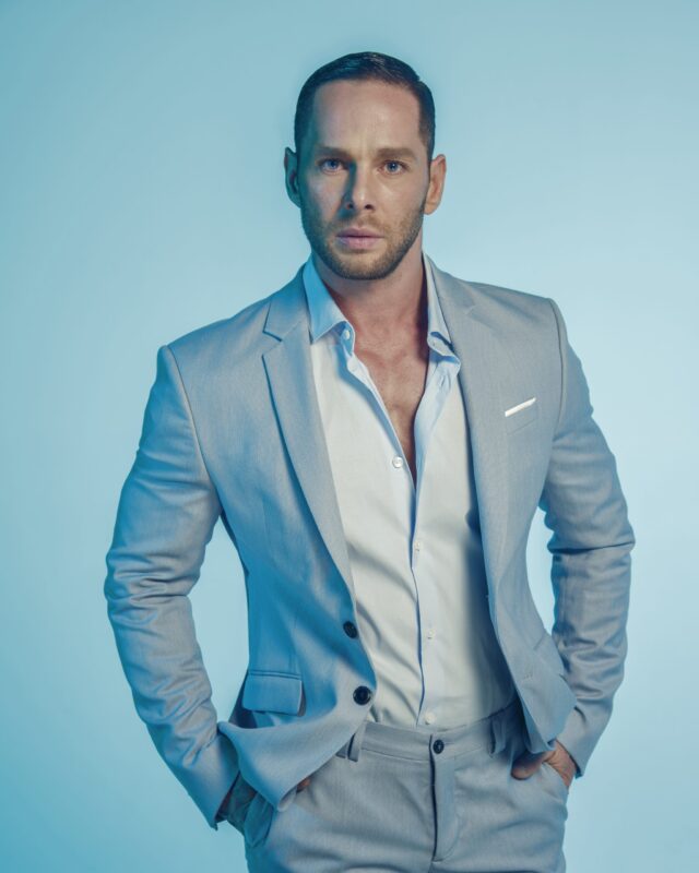 Hombre elegante con estilo en azul