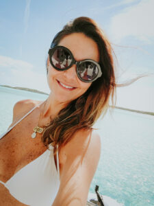 Chica en la playa con lentes de sol Ferragamo