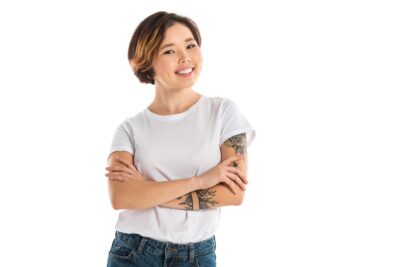 Moda 11 young woman with arms crossed looking at camera an 2023 11 27 05 09 27 utc scaled 1