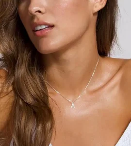 Collar de inicial de oro Foxgirl. Gargantilla fina con dije de letra A Z. Joyeria de monograma personalizada y elegante