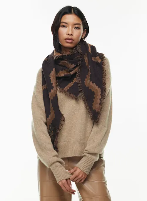 Panuelo triangular de lana merino 100 australiana afieltrada. Diseno jacquard original con bordes de flecos acabados a mano