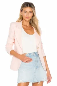Pink Blazer Outfit: Ideas de Cómo Llevarlo Según Tu Estilo 4 Blazer clasico de lino 100 en color rosa Ballet Pink. El diseno con hombros acolchados y bolsillos de parche lo convierte en una pieza clave para dar un toque de color a tu look de invierno