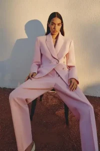 Pink Blazer Outfit: Ideas de Cómo Llevarlo Según Tu Estilo 5 Blazer de doble botonadura con hombreras bolsillos con solapa y cierre de botones del mismo color. Esta prenda es perfecta para crear un look de invierno con estilo y un toque de color
