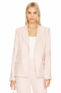 Pink Blazer Outfit: Ideas de Cómo Llevarlo Según Tu Estilo 1 Blazer de lino 100 con hombros acolchados y cierre de un boton. Ideal para complementar cualquier atuendo es la pieza perfecta para darle un toque fresco a tu look de invierno