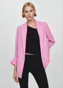 Pink Blazer Outfit: Ideas de Cómo Llevarlo Según Tu Estilo 3 Chaqueta Entallada con Mangas Vueltas para un Look de Invierno