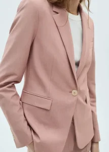 Pink Blazer Outfit: Ideas de Cómo Llevarlo Según Tu Estilo 9 Chaqueta de traje entallada en tejido ligero y color rosa pastel. Con cuello de solapa botones a contraste y forro interior es una pieza ideal para tu look de invierno