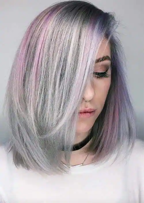 Mujer con cabello con colores de fantasia gris y morado