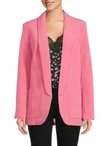 Pink Blazer Outfit: Ideas de Cómo Llevarlo Según Tu Estilo 24 Pink blazer de crepe con cuello chal y frente abierto. Sus bolsillos en el pecho y laterales y su forro interior lo convierten en una pieza clave para un estilo chic y moderno