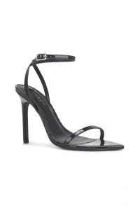Sandalias de Charol de Tacon de Aguja para un Date Night Outfit