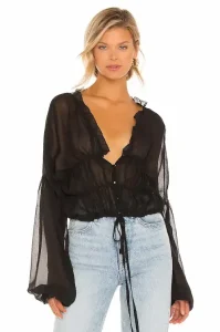 Top Transparente Fruncido para un Date Night Outfit