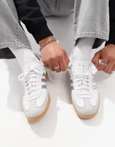 Zapatillas Adidas Samba Blancas para un Date Night Outfit