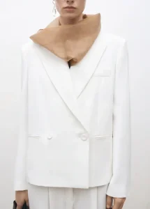 Blazer oversize de mezcla de lana con cierre de doble boton solapas de muesca y forro interior. Una pieza refinada y perfecta para tu look de invierno