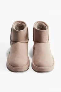 Botas con costuras decorativas asa trasera y suela estriada. El forro y las plantillas suaves las hacen ideales para un look de invierno comodo