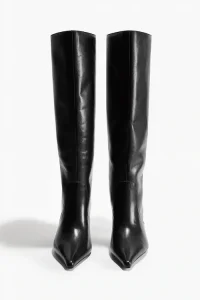 Botas cowboy a media pantorrilla con detalles bordados y punta afilada. Disponibles en efecto piel y efecto ante son perfectas para cualquier look de invierno 1