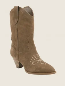 Botas cowboy a media pantorrilla con detalles bordados y punta afilada. Disponibles en efecto piel y efecto ante son perfectas para cualquier look de invierno