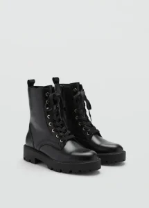 Botas de piel bovina con punta redonda y suela track. Su diseno con cordones y forro interior las convierte en el calzado perfecto para un look de invierno