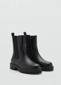 Botines con diseno Chelsea y efecto piel. Cuentan con suela track paneles elasticos laterales y un diseno sin cierre. El calzado perfecto para un look de invierno