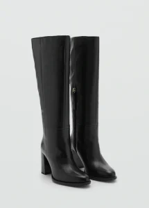 Botines de piel bovina con tacon de bloque de 8 cm y punta afilada. El cierre de cremallera lateral los hace ideales para completar un look de invierno con estilo y comodidad
