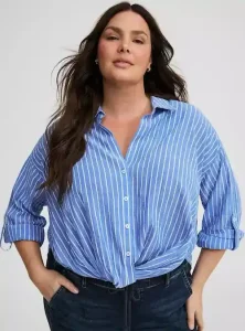 Camisa de 100 algodon con un diseno de manga 3 4 y un detalle retorcido en la parte delantera. Una pieza comoda y favorecedora para un estilo casual ideal para brazos anchos