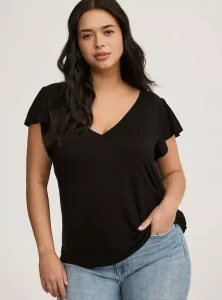 Camiseta de tejido Super Soft con cuello en V y mangas de volantes. La tela elastica la hace una prenda comoda y versatil ideal para quienes buscan comodidad en los brazos anchos