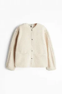 Chaqueta de corte holgado en suave felpa tipo borrego. Con broches de presion y bolsillos discretos. La capa perfecta para tu look de invierno