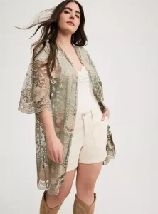 Kimono con tejido de ganchillo y encaje de diseno suelto y fluido. Con mangas cortas y sin cuello es una prenda ideal para quienes buscan comodidad en los brazos anchos