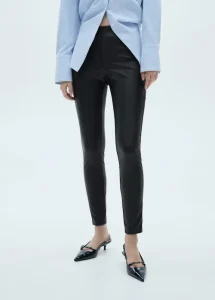 Leggings de diseno ajustado y efecto piel. Cuentan con cintura elastica y diseno sin cierre perfectos para crear un look de invierno moderno