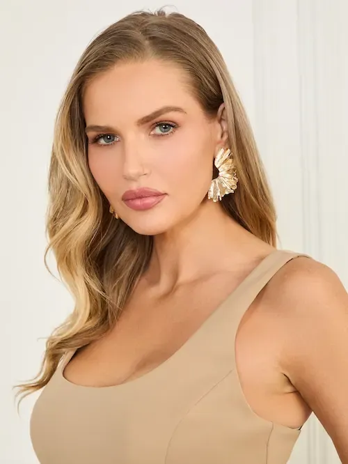 Pendientes Dorados de Abanico para un Look Elegante