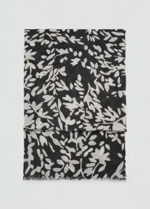 Prenda de tejido fluido con estampado floral y acabado deshilachado. Perfecta para añadir un toque de color y estilo a cualquier look de invierno.