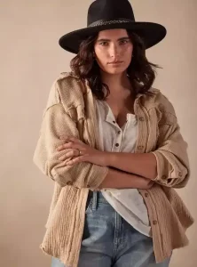 Sobrecamisa oversized de mezcla de tejidos de algodon con bordes sin rematar. Esta prenda versatil es la capa ideal para un estilo casual y para quienes buscan comodidad en los brazos anchos
