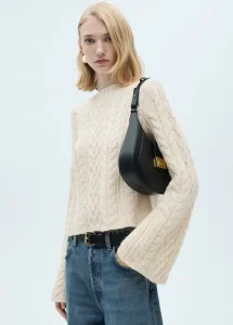 Sueter con tejido de punto trenzado y mangas acampanadas. El diseno recto y cuello redondo lo convierten en una pieza fundamental para un look de invierno
