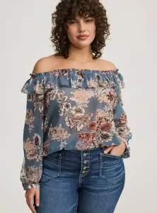 Top de gasa con escote de hombros descubiertos y manga larga. El detalle de volantes lo hace ideal para un estilo romantico y favorecedor para brazos anchos