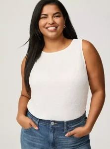 Top sin mangas con cuello de barco y detalle de encaje. Con su ajuste elastico es ideal para un estilo que celebre la confianza en tus brazos anchos