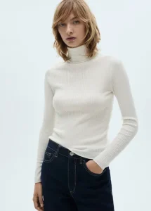 Wool mix fabric. Cable knit fabric. Fine knit fabric. Standard design. Slim fit. Turtleneck. Rolled neck. Long sleeves. No closure
