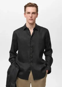 Cómo Vestir para una Boda y No Fallar en el Intento 10 Camisa de 100 lino de corte regular y color azul porcelana. Con cuello de camisa mangas largas con punos y bajo redondeado. Ideal para una boda