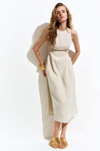 Cómo Vestir para una Boda y No Fallar en el Intento 9 Vestido midi con recortes laterales y espalda descubierta. Con tirantes anchos y elasticos cruzados