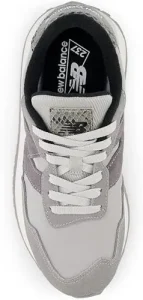 Zapatillas New Balance de estilo retro con lengueta de espuma expuesta. Empeine de gamuza y malla con logotipo N de gr