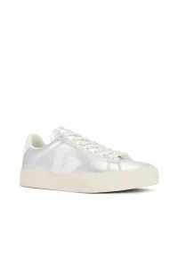 Zapatillas con empeine de piel granulada y suela de goma amazonica. Cierre de cordones y lengueta acolchada con logotipo grabado