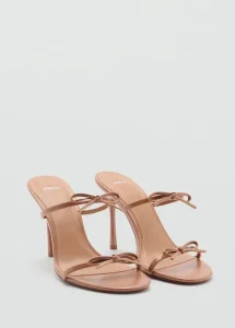 Zapatos de Tacon de Aguja con Tiras y Lazos Outfit