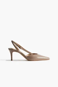 Zapatos de salon de tela revestida con punta afilada y tacon fino de 7 cm. Tira de talon ajustable con hebilla metalica