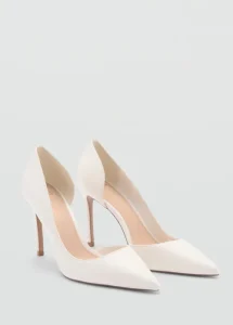 Zapatos de tacon stiletto de 10 cm con diseno asimetrico y abertura lateral. Confeccionados en efecto piel con punta afilada y forro