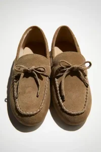 Mocasines de mujer con estilo: guía para combinarlos 13 Mocasines de conducir de piel con cordones en la parte superior. Diseno con costura mocasin 1