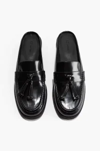 Mocasines de mujer con estilo: guía para combinarlos 6 Mocasines mule de piel brillante con punta redonda. Detalles de flecos y costura mocasin. Forro y plantilla de piel con suela de goma