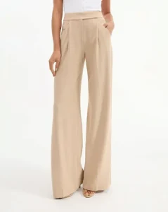 Largo del pantalón de mujer según tu calzado favorito 8 Pantalón Marbeau de tiro alto y pierna ancha. Confeccionado en una mezcla de viscosa y elastano. El largo del pantalón de corte ancho, junto con los pliegues, crea un look relajado y elegante.