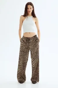 Largo del pantalón de mujer según tu calzado favorito 12 Pantalones de algodon tejido con corte holgado y tiro alto. La cintura elastica y el largo del pantalon de piernas anchas los hacen perfectos para un estilo relajado y comodo