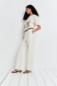 Largo del pantalón de mujer según tu calzado favorito 10 Pantalones de corte holgado confeccionados en mezcla de lino. Cuentan con un tiro alto pierna ancha y un largo del pantalon ideal para un look fresco y casual 1