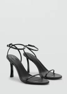 Los mejores zapatos de mujer que estilizan hoy 11 Sandalias de tacón alto de piel de cabra 100% con diseño de tiras y punta redonda. Cierre de hebilla ajustable. Ideales para fiesta y ceremonias
